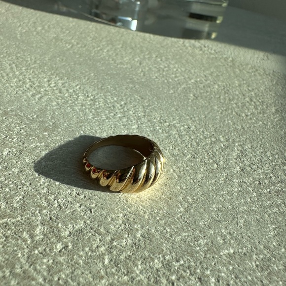 Vintage Gold-Tone Ribbed Dome Ring – Chunky Statement Style - Picture 3 of 4